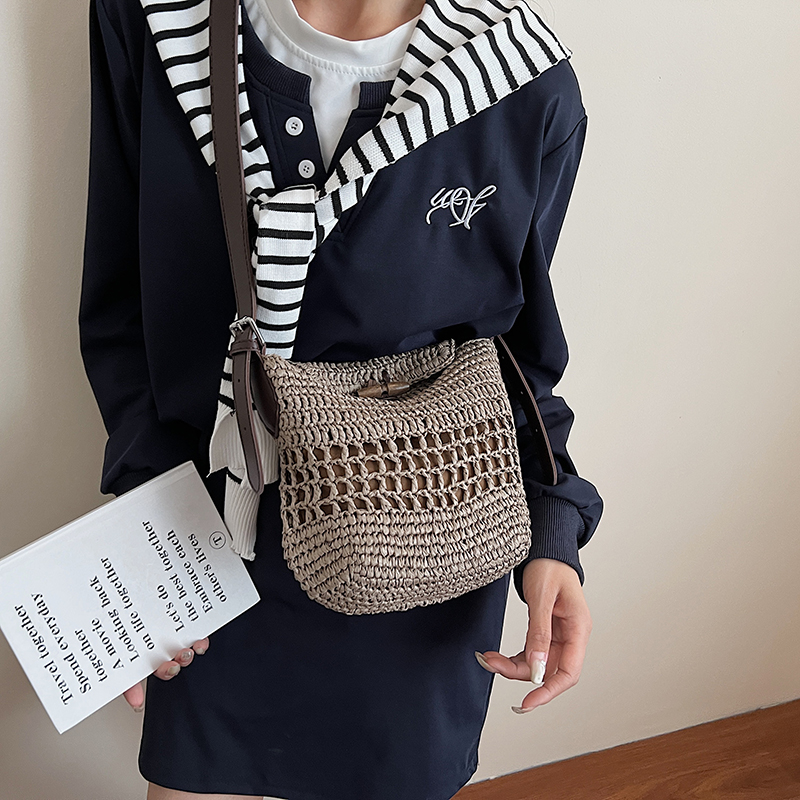 Small Woven Straw Bucket Bag L - Women'S Fashion Trends Spring 2026 recensione e prezzo