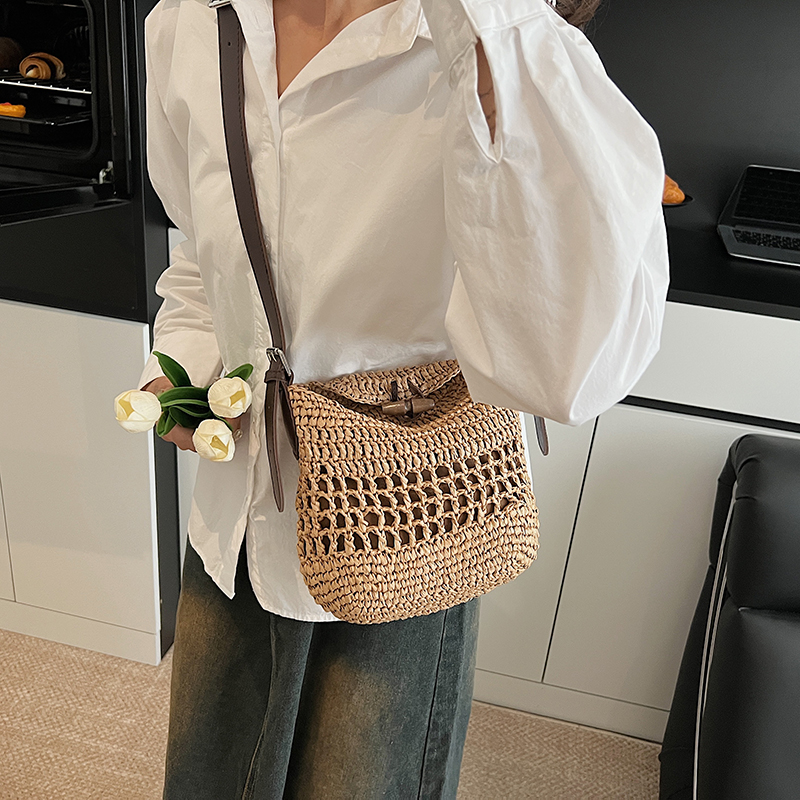 Small Woven Straw Bucket Bag L - Women'S Fashion Trends Spring 2026 recensione e prezzo