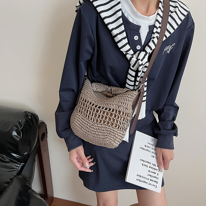 Small Woven Straw Bucket Bag L - Women'S Fashion Trends Spring 2026 recensione e prezzo